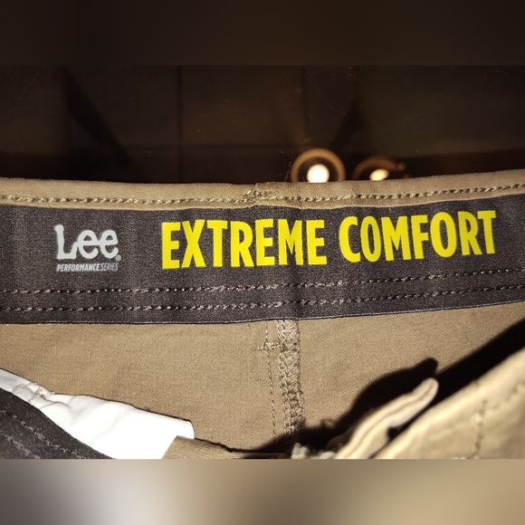 Men's Lee extreme comfort khaki shorts. Sz 30. NWT - Picture 2 of 4